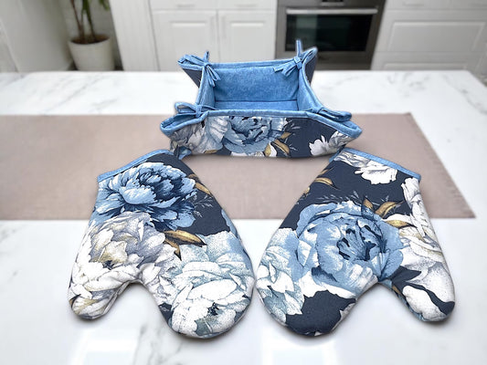 Kuchyňský sety: 2 kuchyňské chňapky s teflonem a košík na pečivo se vzorem Modré pivoňky