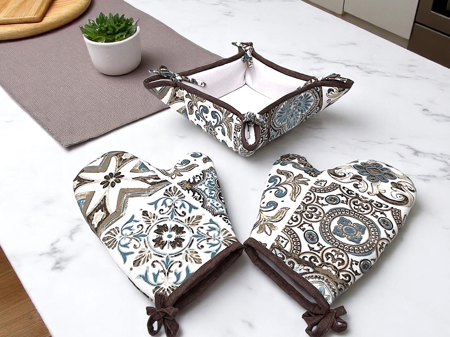 Kitchen sets: 2 Teflon oven mitts and a pastry basket with a Light Blue Mosaic pattern