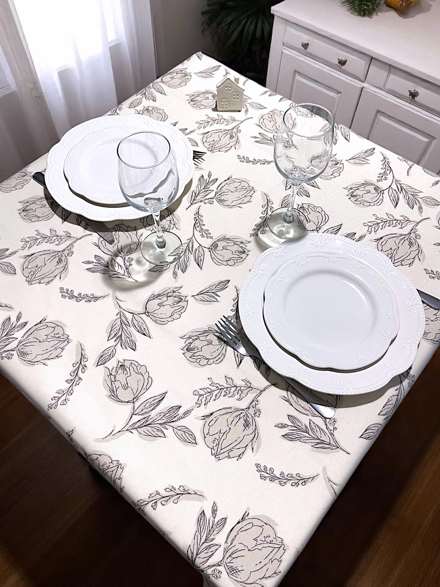 Teflon cotton tablecloth with pattern – Contour flowers on a light background