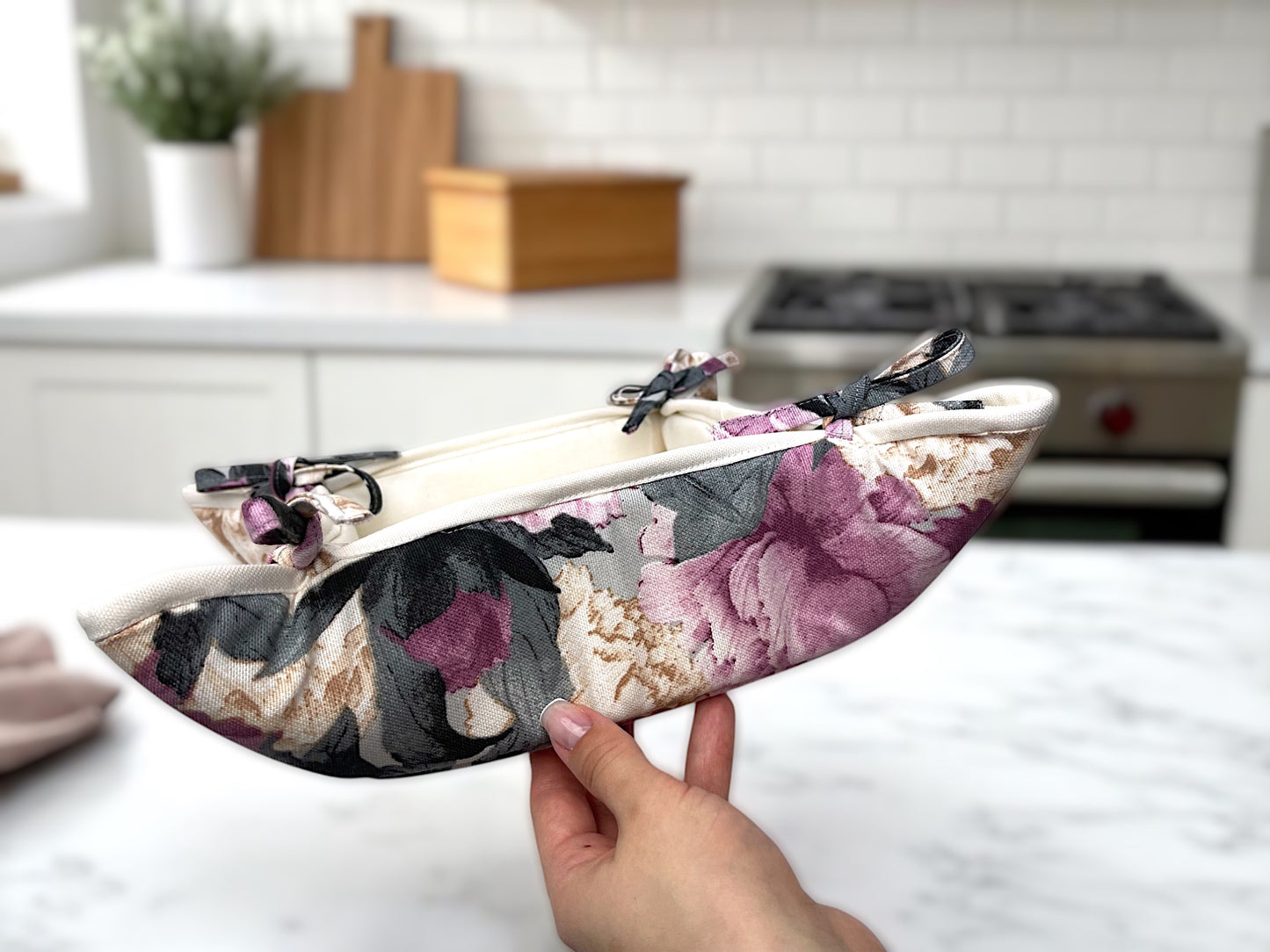 Kitchen sets: 2 Teflon oven mitts and a pastry basket with a Purple Peonies pattern
