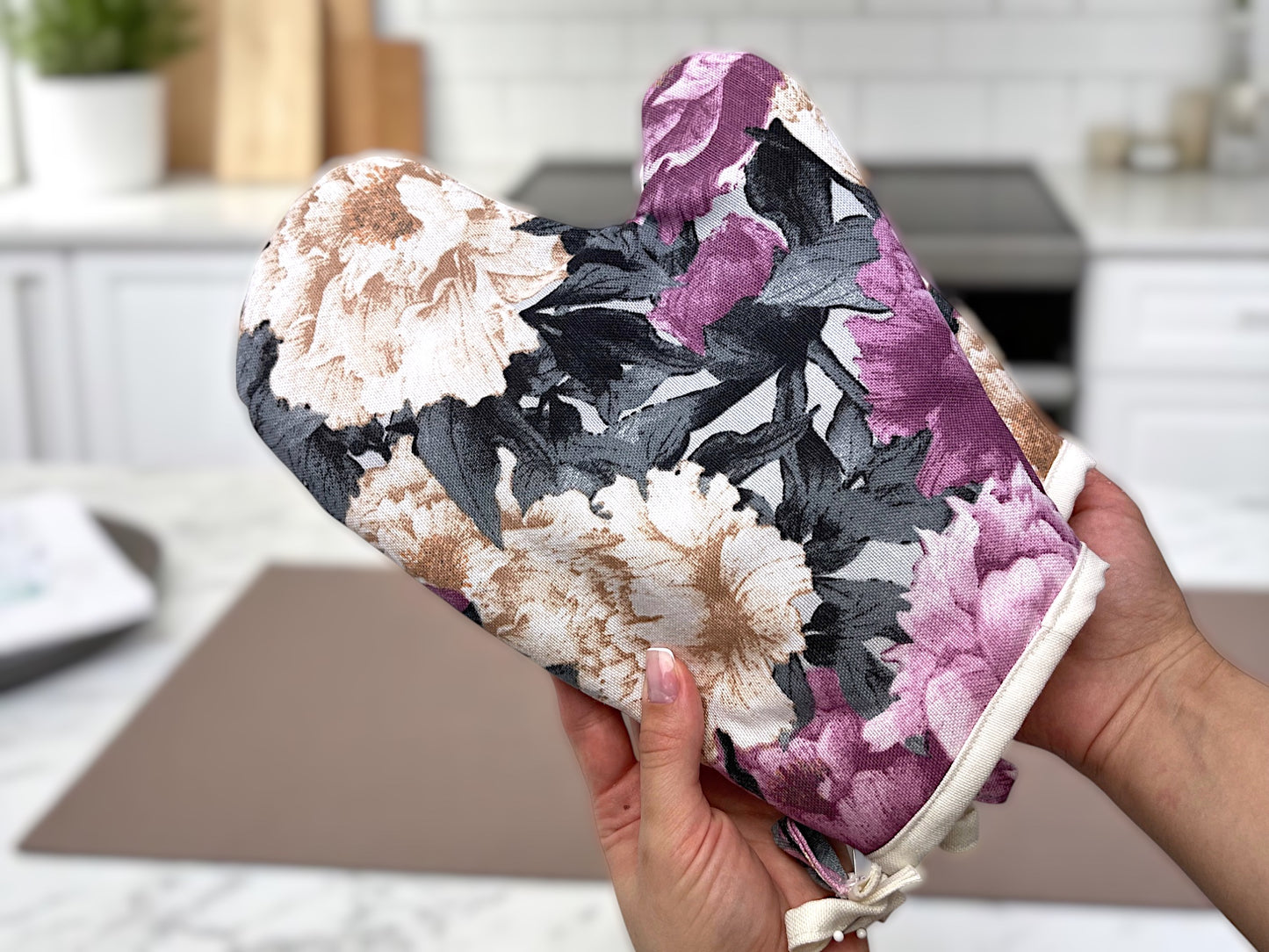 Kitchen sets: 2 Teflon oven mitts and a pastry basket with a Purple Peonies pattern