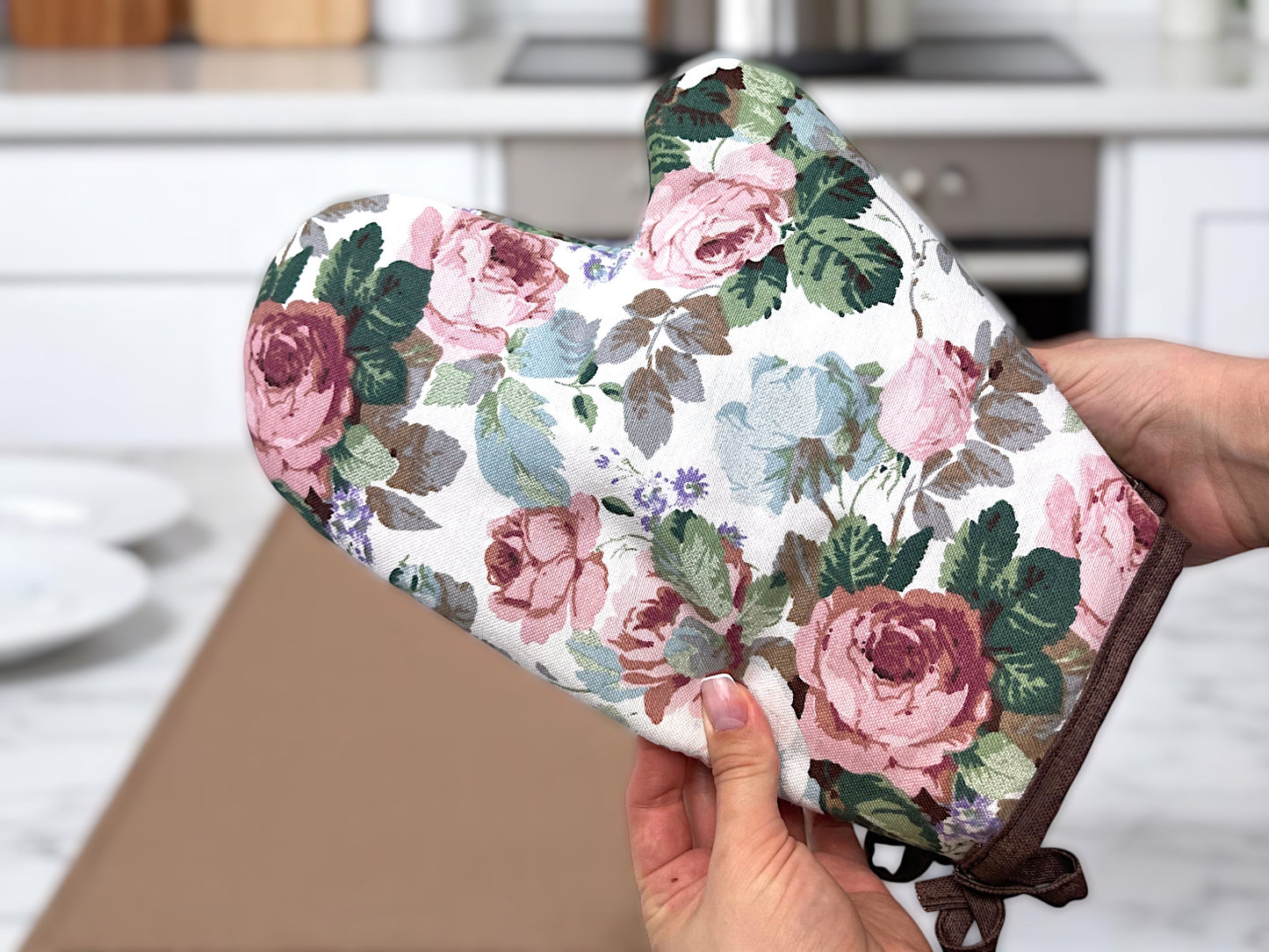 Kitchen sets: 2 kitchen mitts with Teflon and a pastry basket with a Rose pattern on a white background
