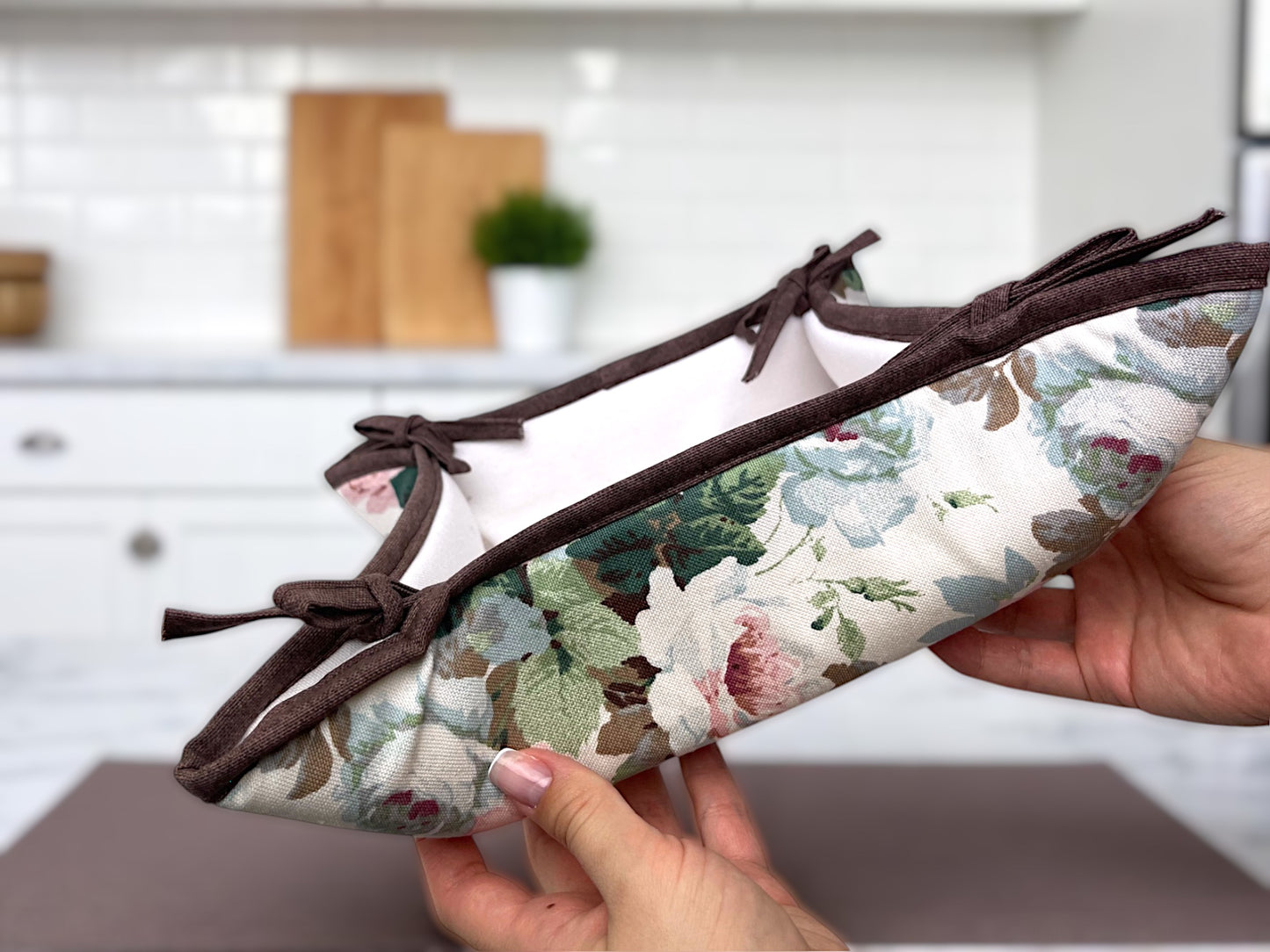 Kitchen sets: 2 kitchen mitts with Teflon and a pastry basket with a Rose pattern on a white background