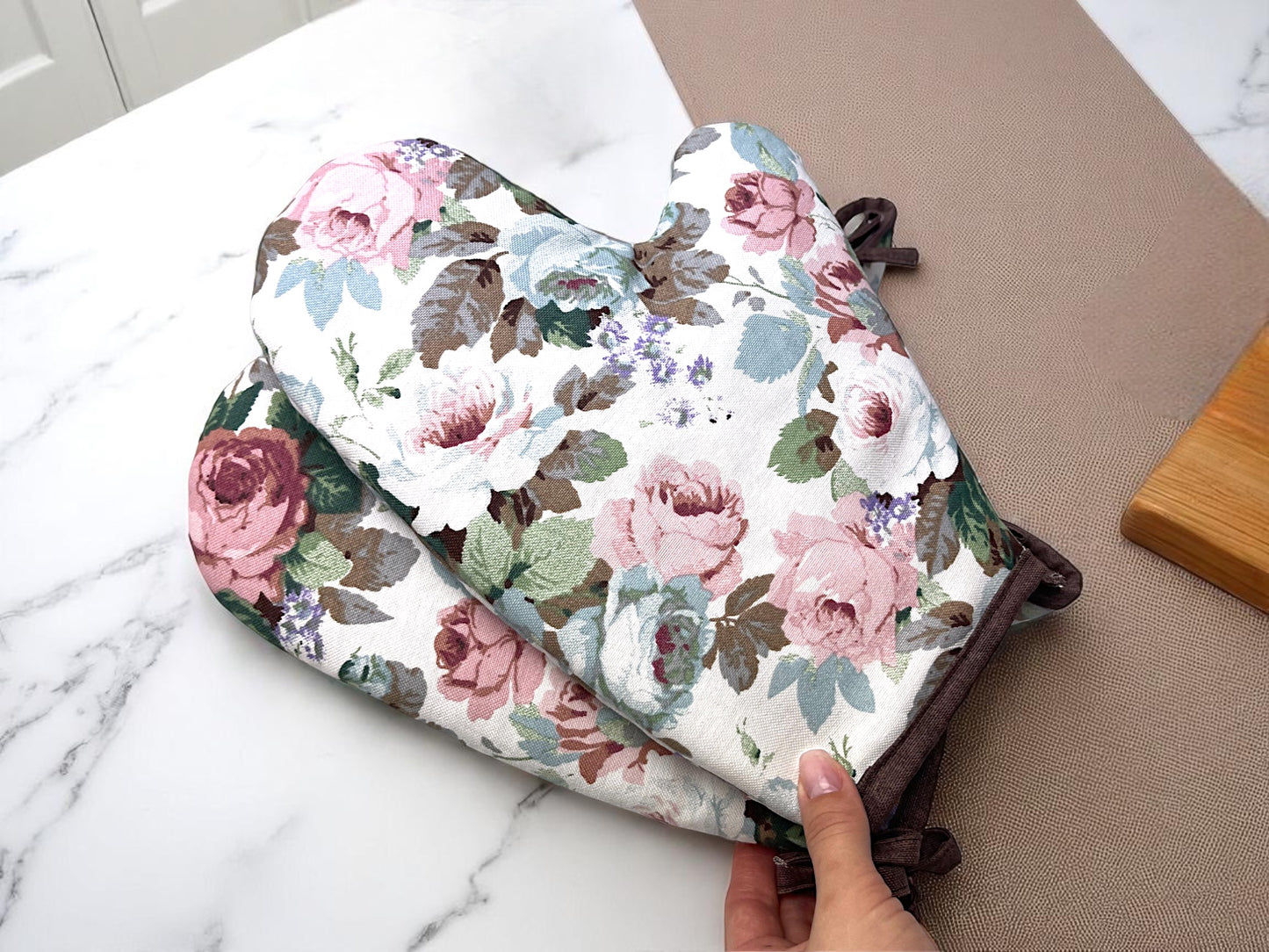 Kitchen sets: 2 kitchen mitts with Teflon and a pastry basket with a Rose pattern on a white background