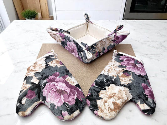 Kuchyňský sety: 2 kuchyňské chňapky s teflonem a košík na pečivo se vzorem Fialových pivoněk