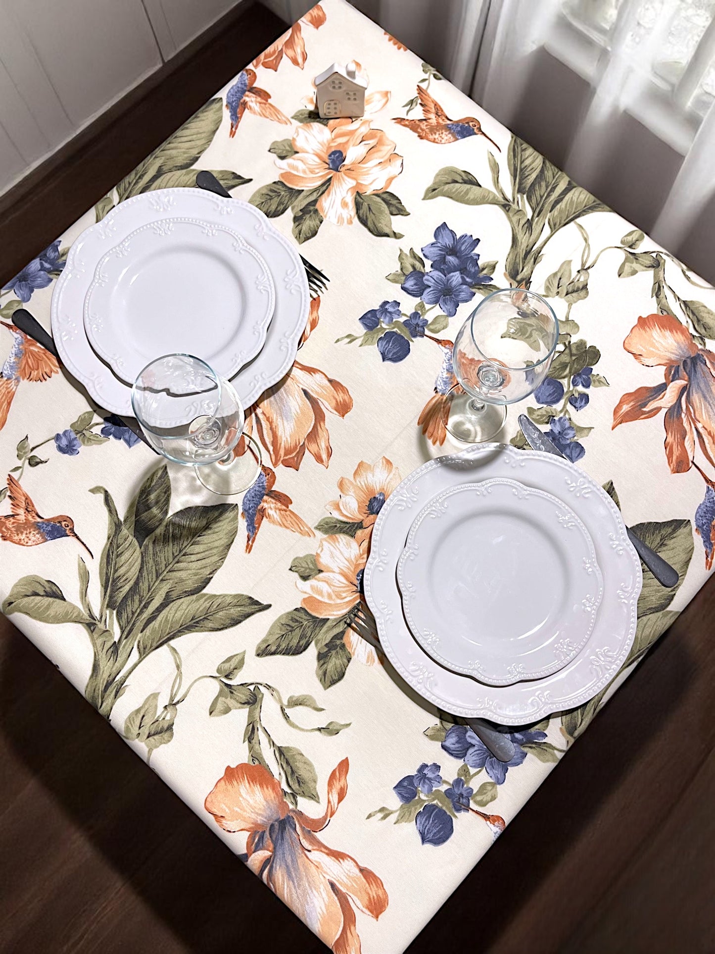 Teflon cotton tablecloth with floral pattern – Orange hummingbirds