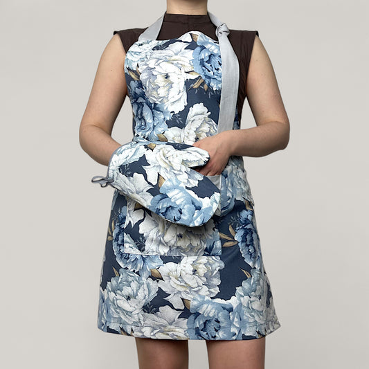 Kuchyňská sada s Modrobílými Pivoňkami – klasický květinový motiv, vodoodpudivá bavlna, 4dílná dárková sada