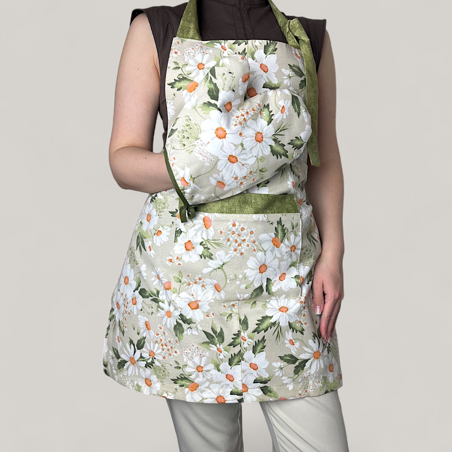 White Daisies Kitchen Set – Fresh Floral Motif, Water-Repellent Cotton, 4-Piece Gift Set