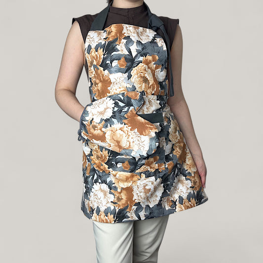 Kuchyňská sada Zlaté pivoňky – květinový motiv, vodoodpudivá bavlna, 4dílná dárková sada