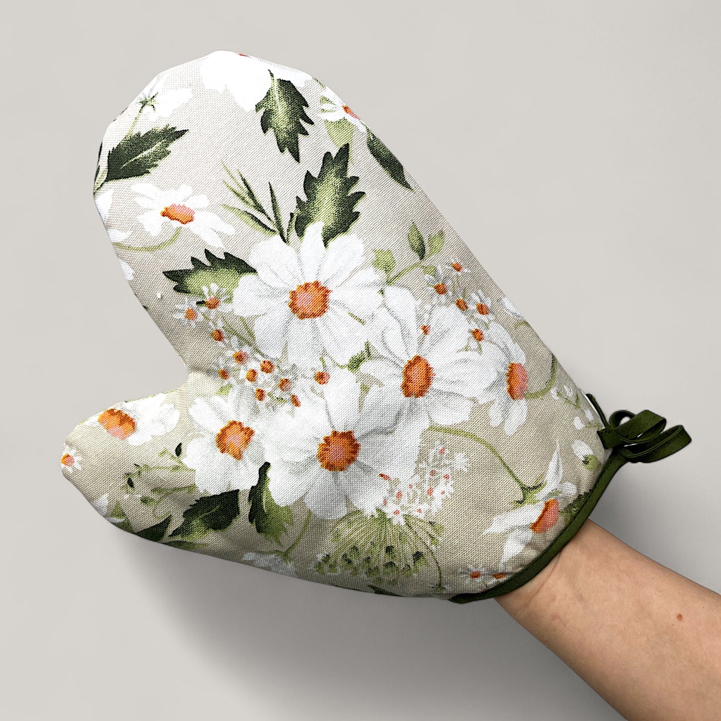 White Daisies Kitchen Set – Fresh Floral Motif, Water-Repellent Cotton, 4-Piece Gift Set