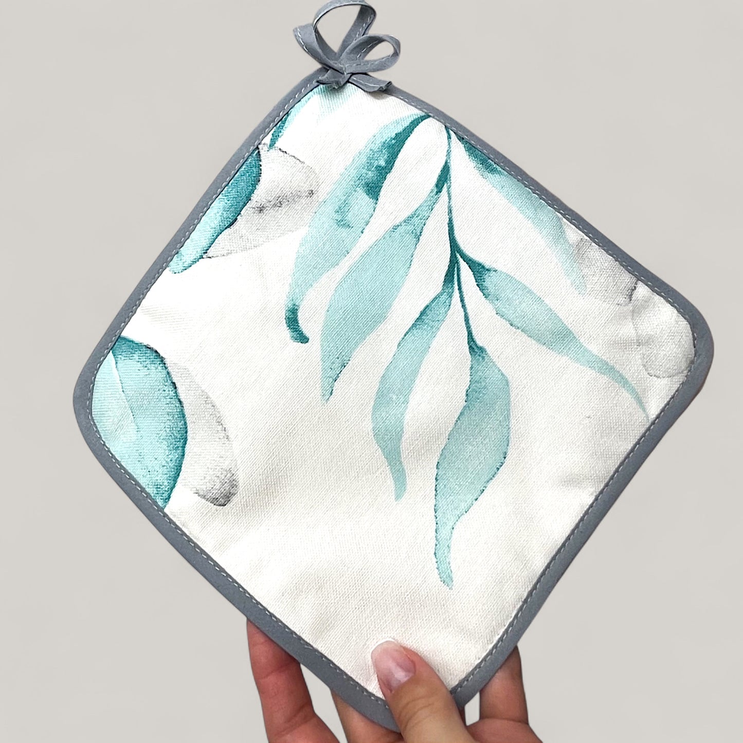 Blue Leaves Kitchen Set – Minimalist Floral Motif, Water-Repellent Cotton, 4-Piece Gift Set