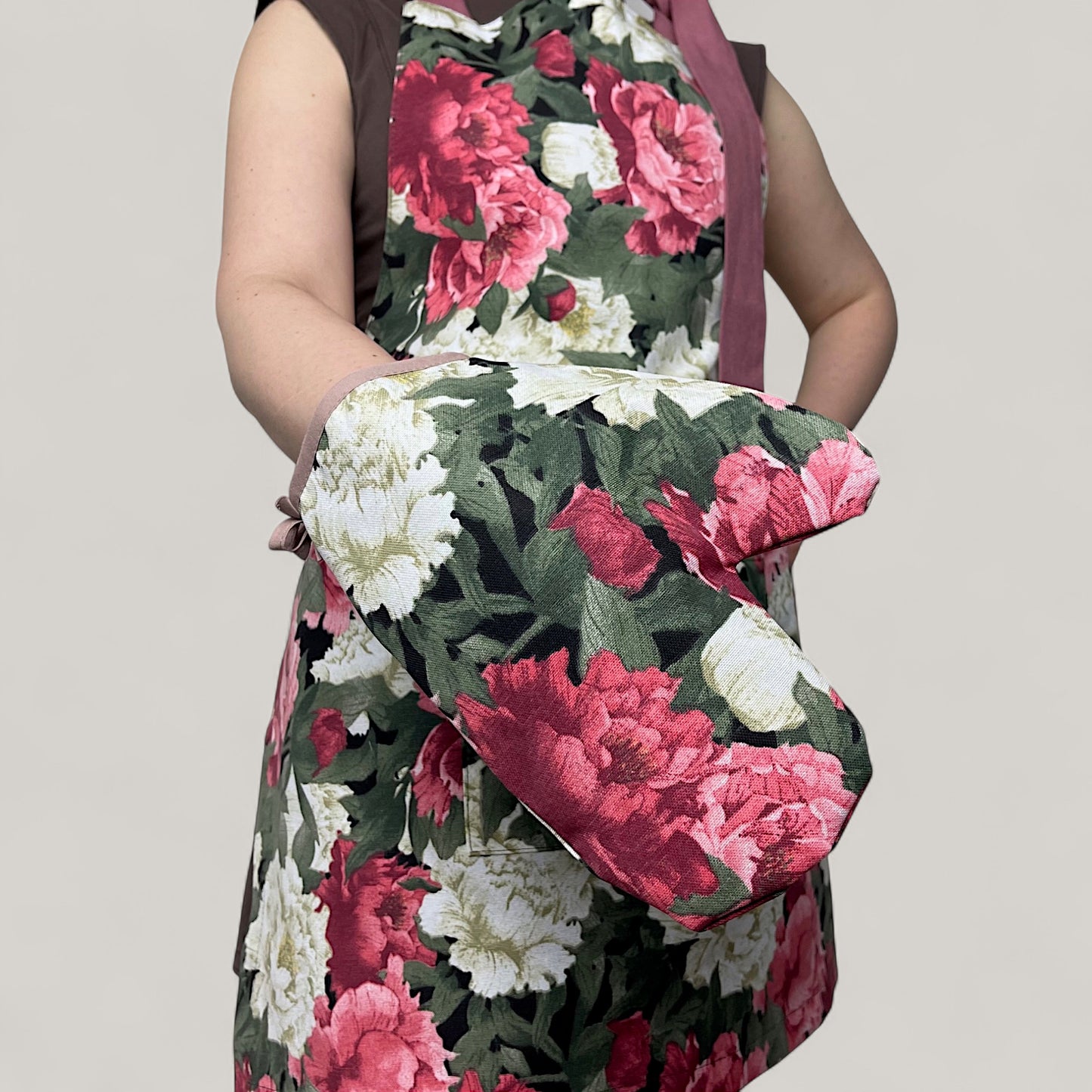 Wine Peonies Kitchen Set – Floral Motif, Water-Repellent Cotton, 4-Piece Gift Set