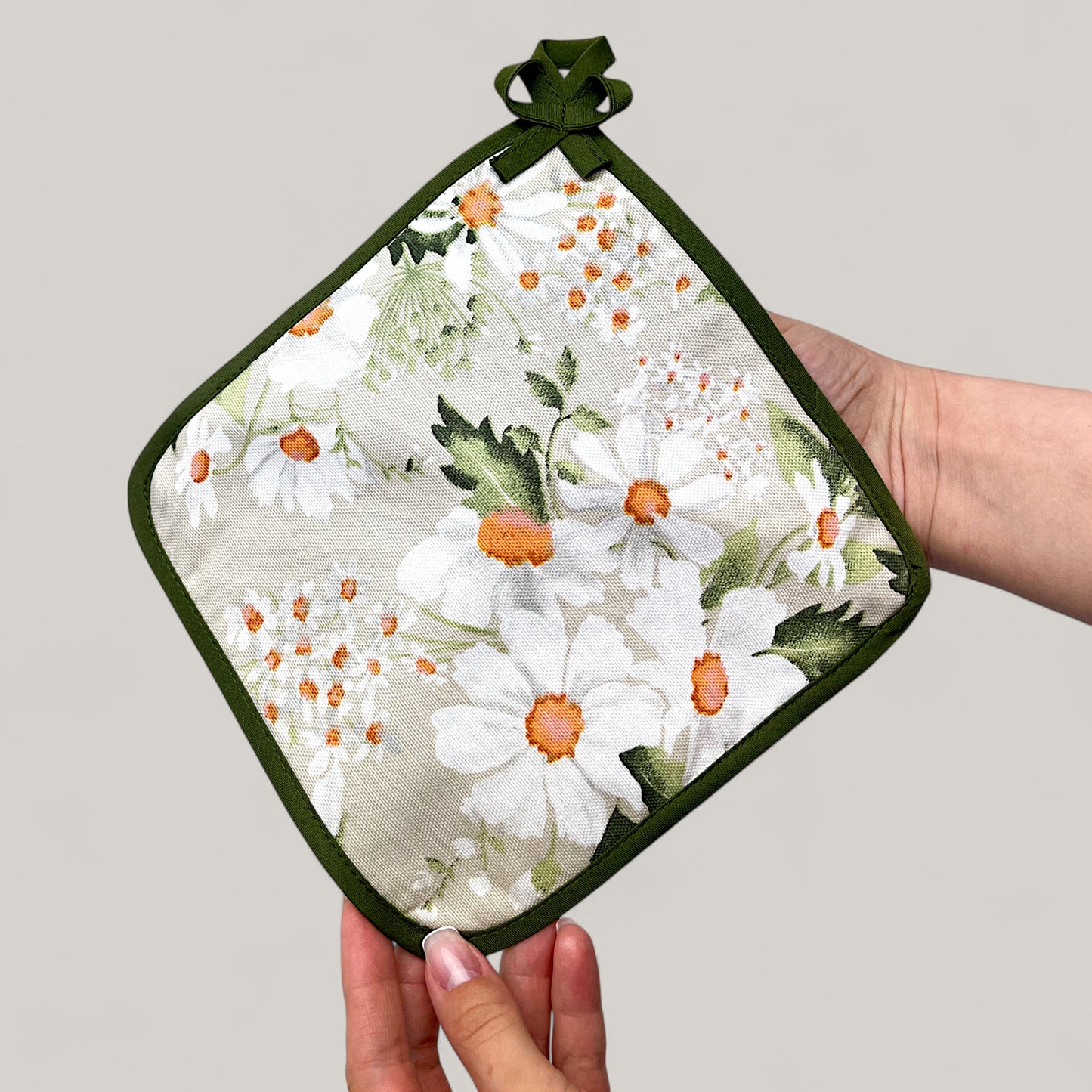 White Daisies Kitchen Set – Fresh Floral Motif, Water-Repellent Cotton, 4-Piece Gift Set