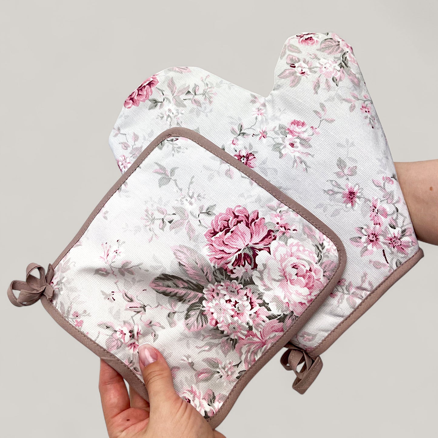 Roses of Provence kitchen set - rustic French floral motif, water-repellent cotton, 4-piece gift set