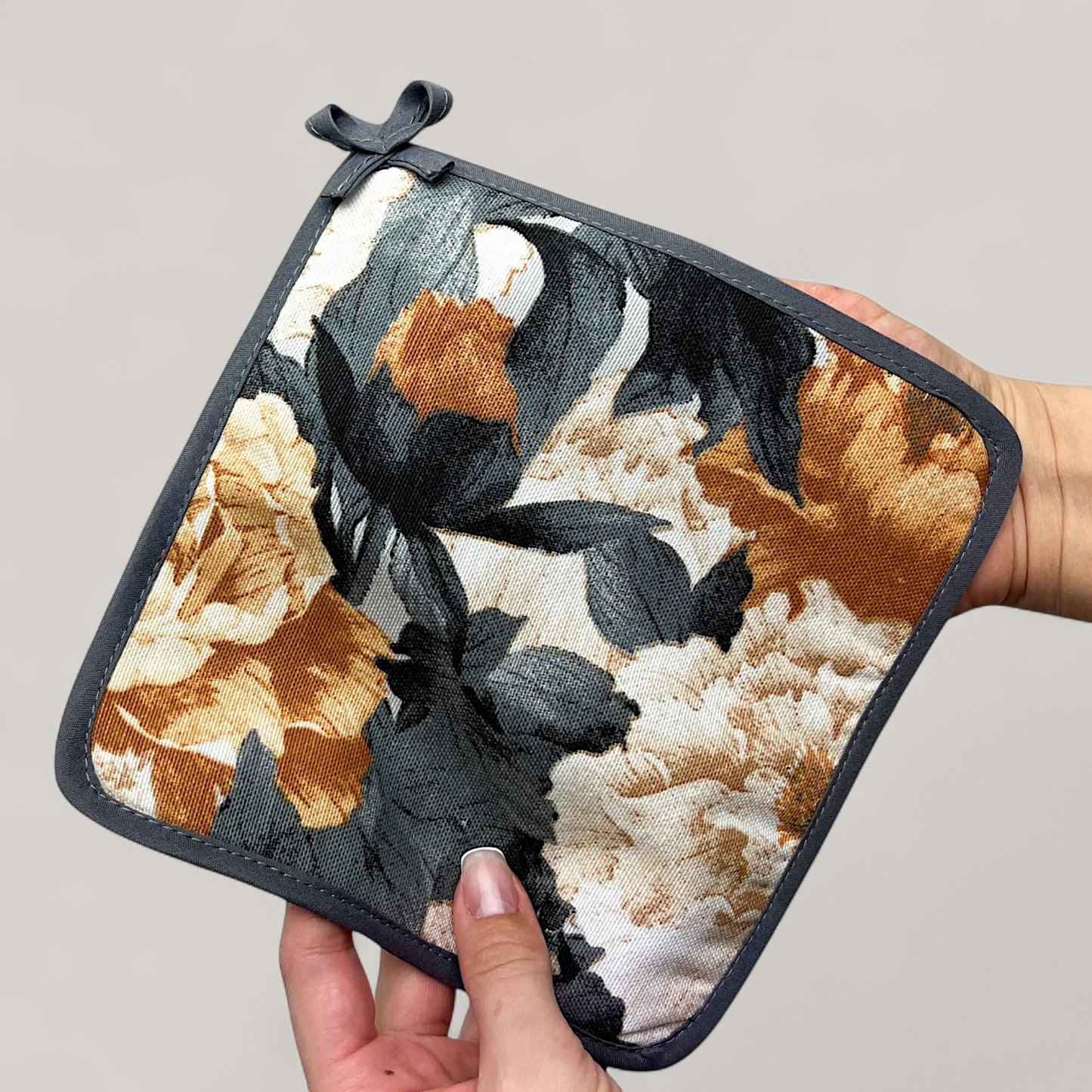 Golden Peonies kitchen set - floral motif, water-repellent cotton, 4-piece gift set