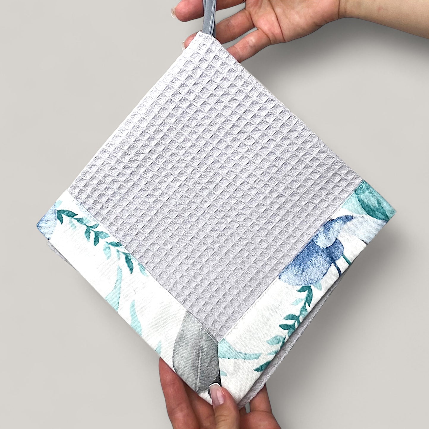 Blue Leaves Kitchen Set – Minimalist Floral Motif, Water-Repellent Cotton, 4-Piece Gift Set
