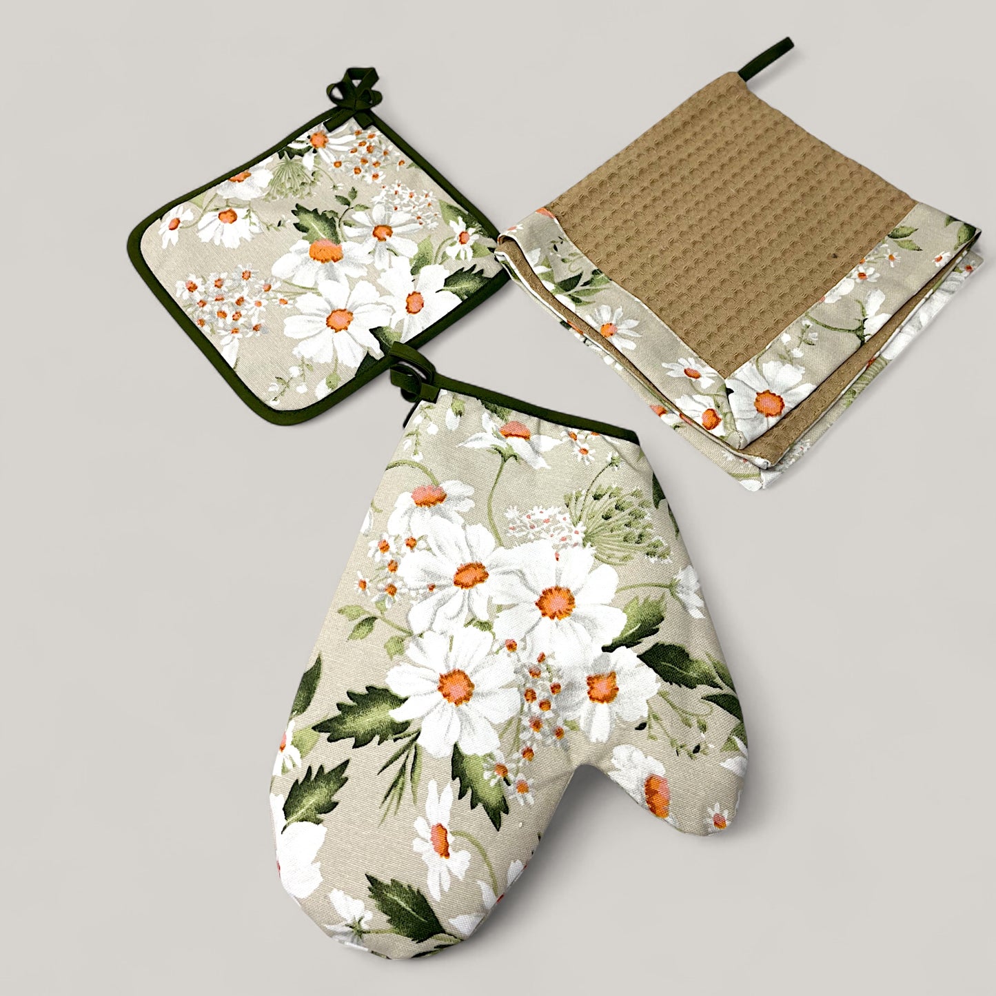 White Daisies Kitchen Set – Fresh Floral Motif, Water-Repellent Cotton, 4-Piece Gift Set