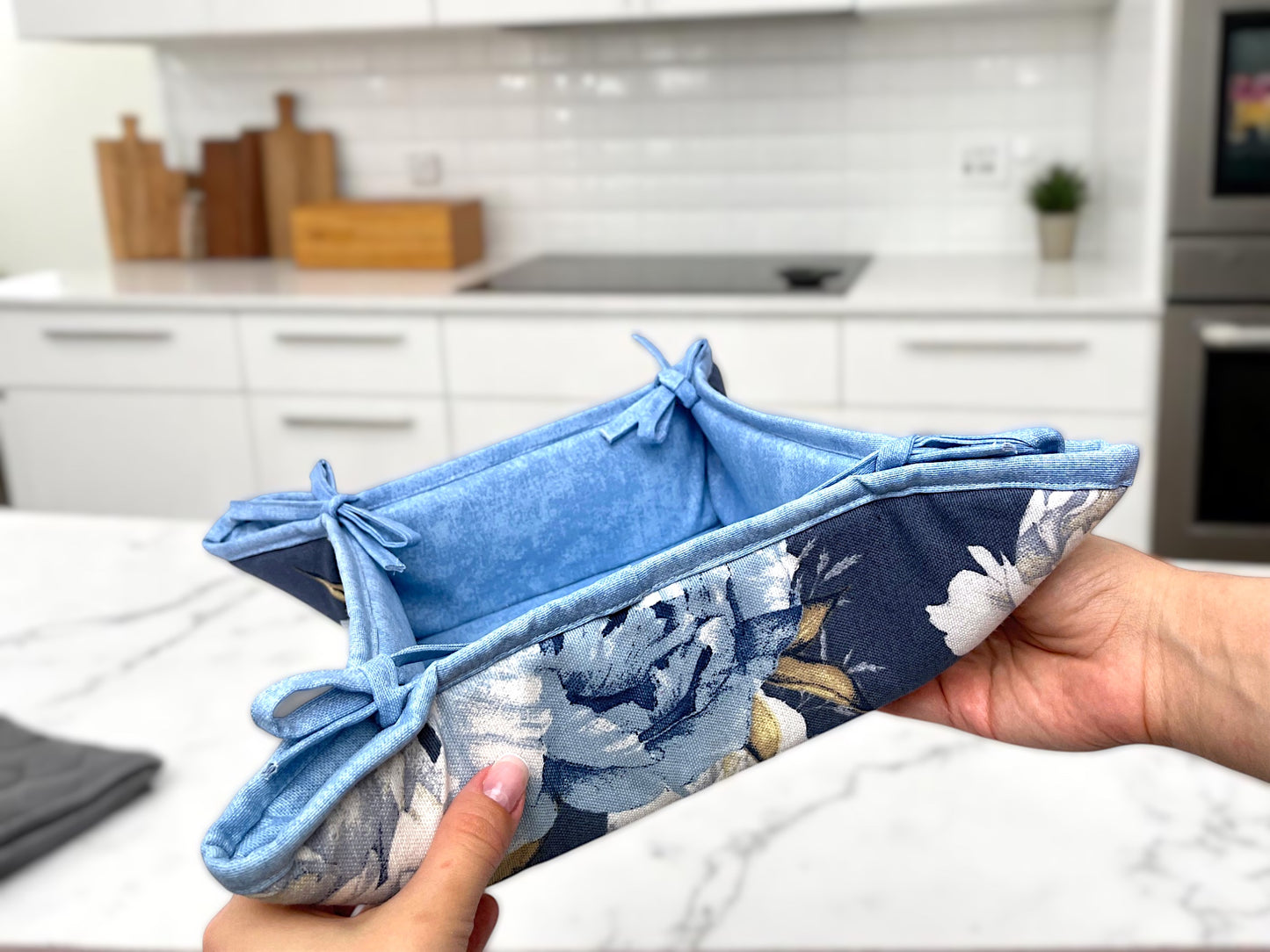 Kitchen sets: 2 Teflon oven mitts and a pastry basket with a Blue Peony pattern