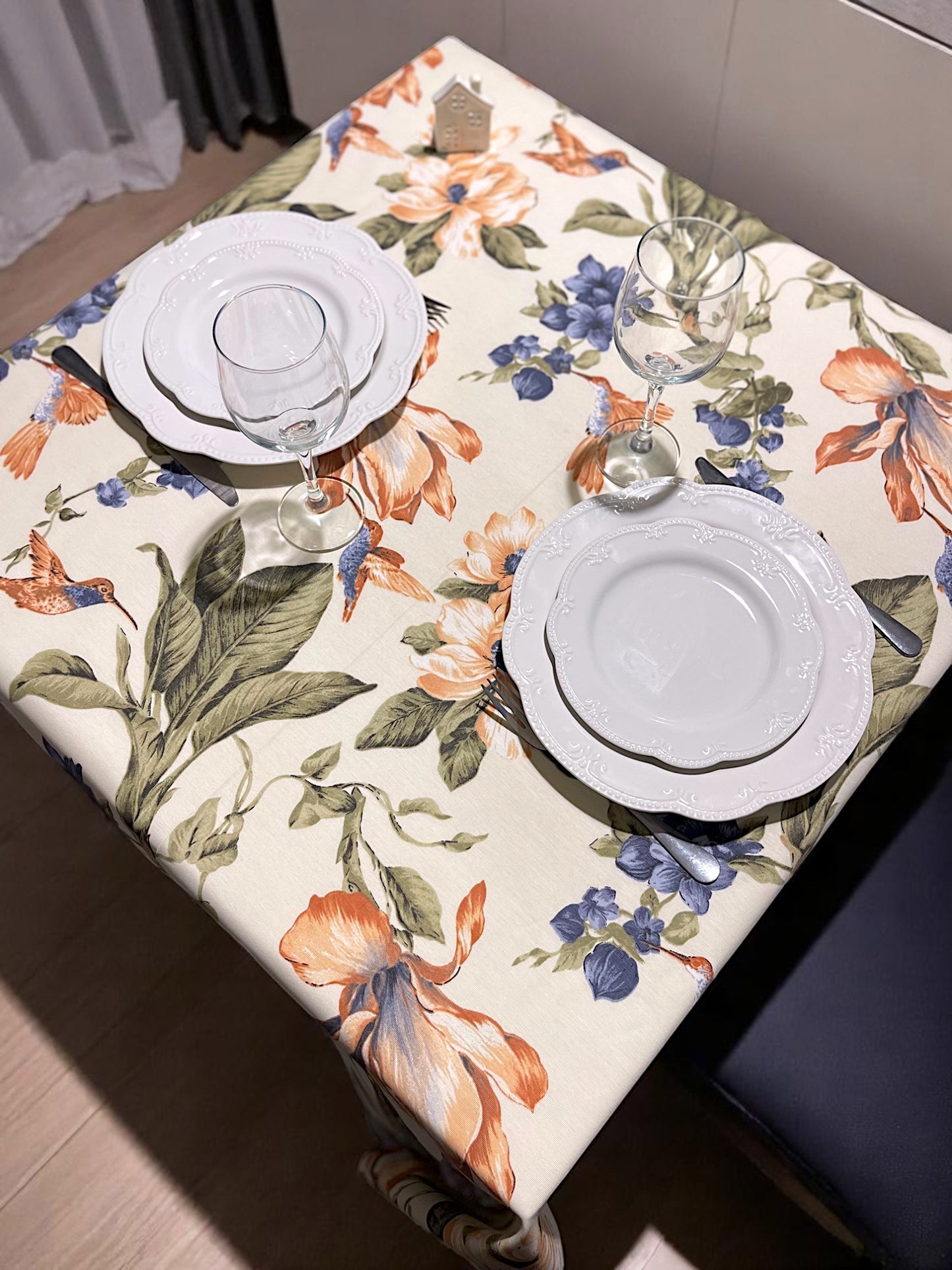 Teflon cotton tablecloth with floral pattern – Orange hummingbirds