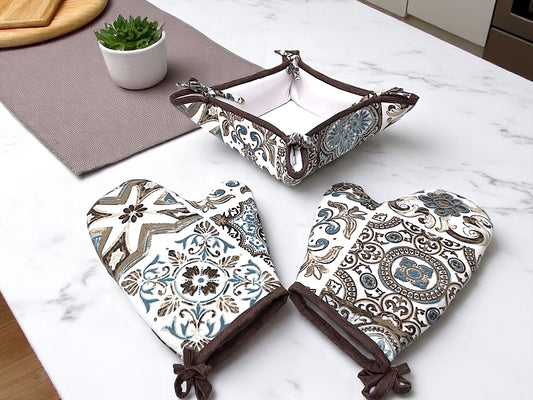 Kuchyňský sety: 2 kuchyňské chňapky s teflonem a košík na pečivo se vzorem Světle modrá mozaika