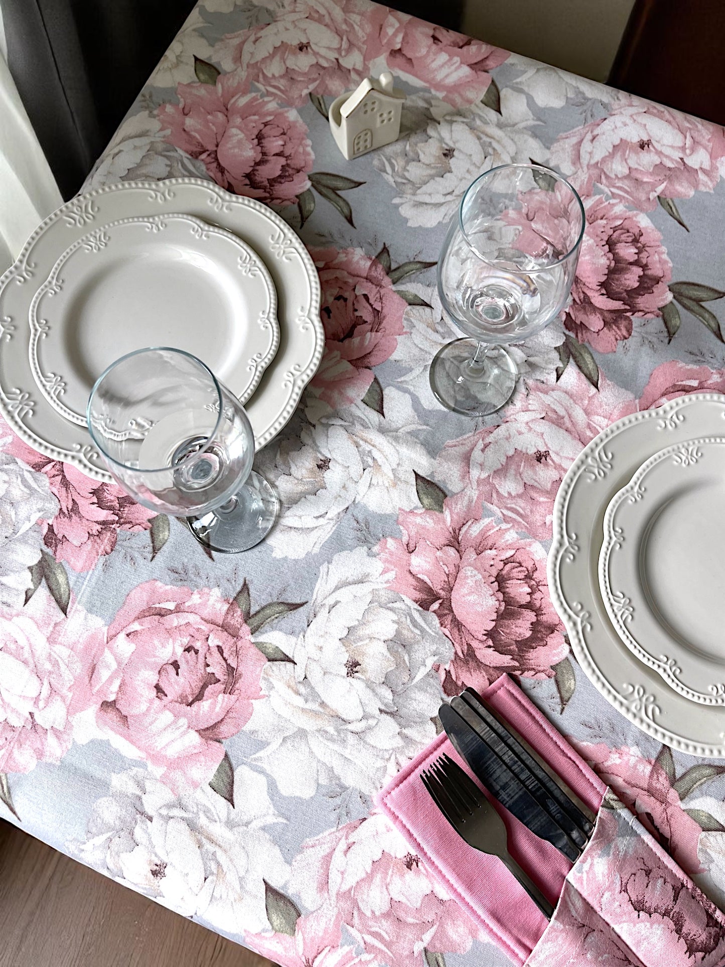 Teflon cotton tablecloth with pattern – Pink peonies