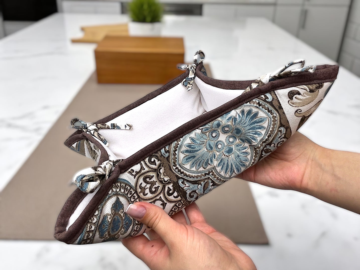 Kitchen sets: 2 Teflon oven mitts and a pastry basket with a Light Blue Mosaic pattern