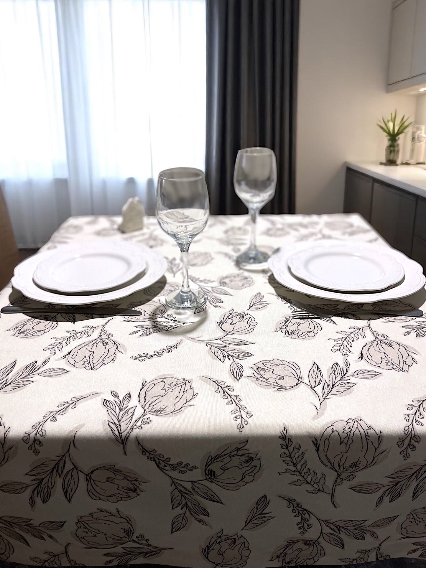 Teflon cotton tablecloth with pattern – Contour flowers on a light background