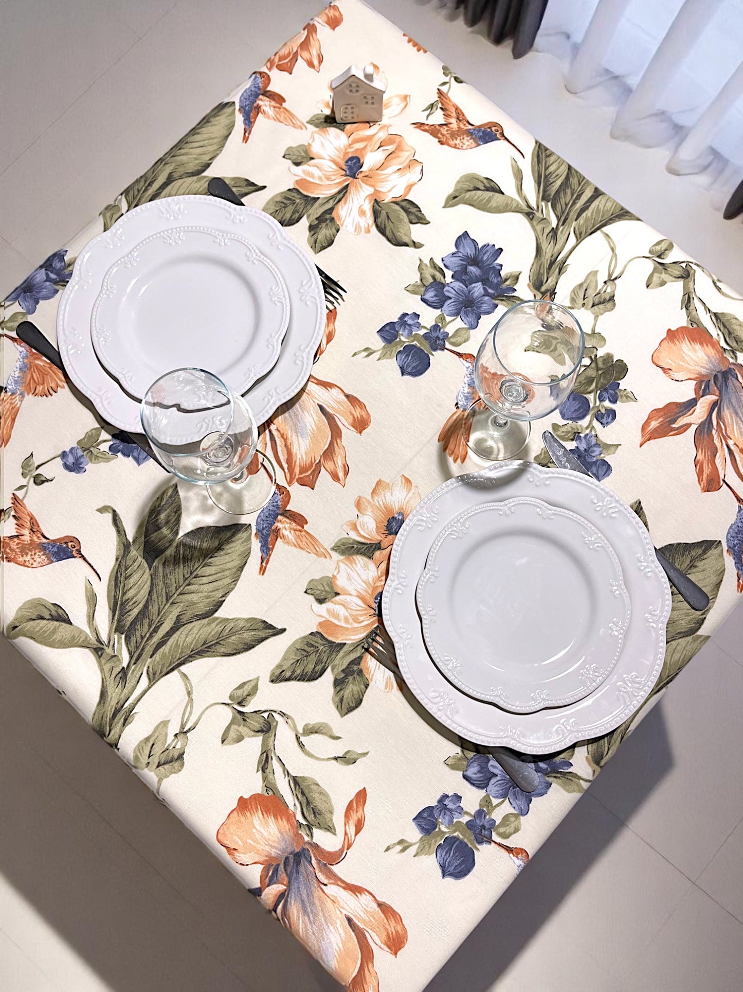 Teflon cotton tablecloth with floral pattern – Orange hummingbirds