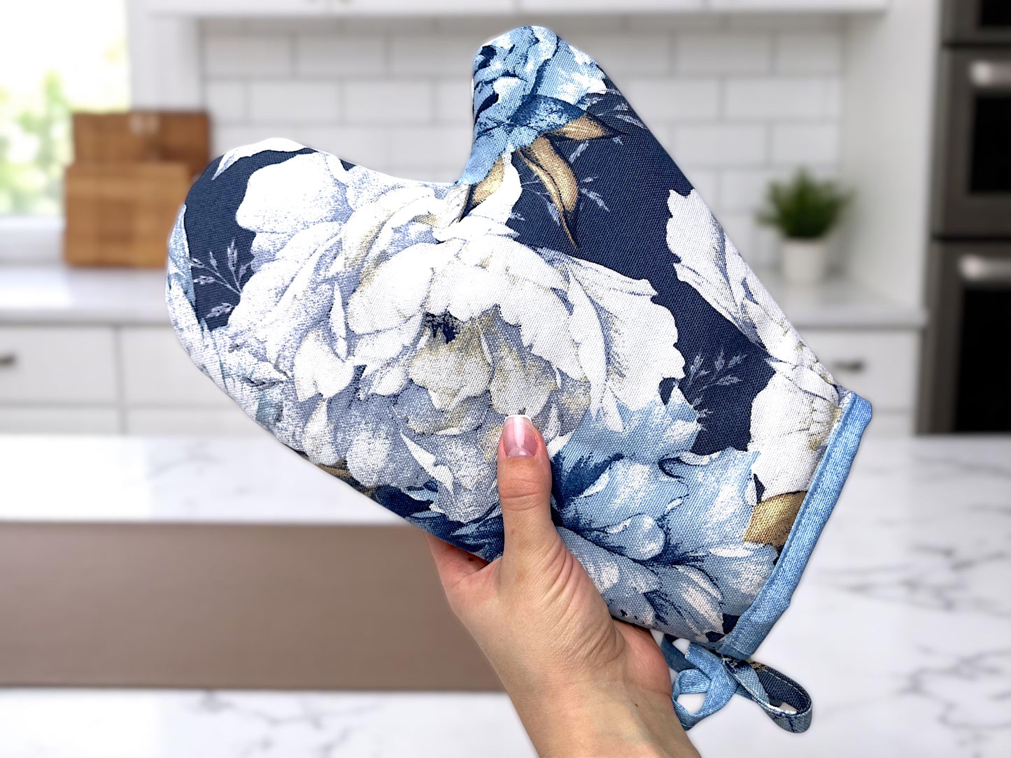 Kitchen sets: 2 Teflon oven mitts and a pastry basket with a Blue Peony pattern