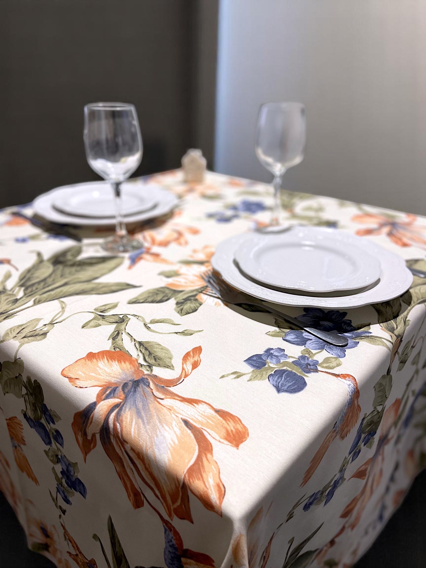 Teflon cotton tablecloth with floral pattern – Orange hummingbirds