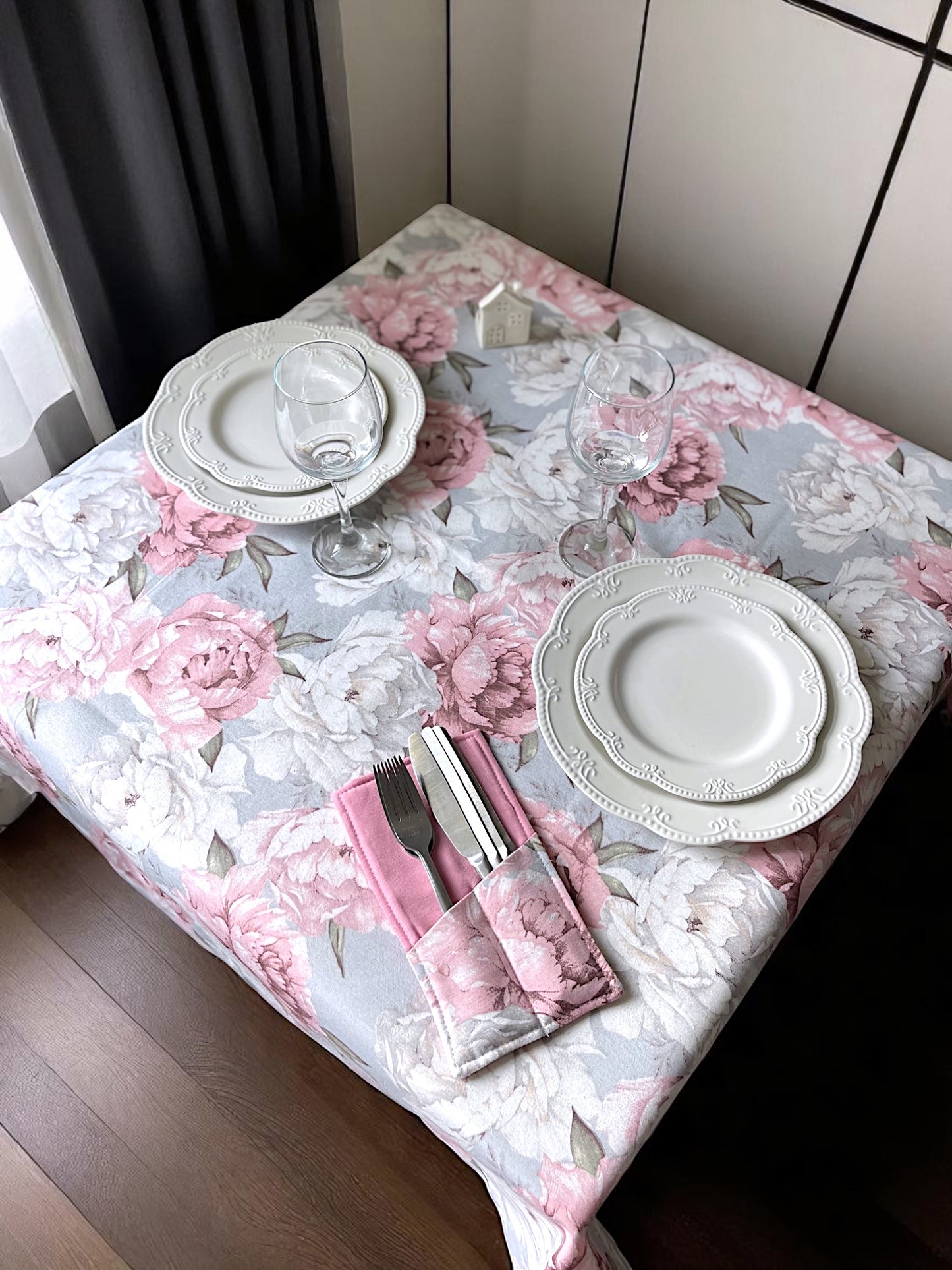 Teflon cotton tablecloth with pattern – Pink peonies