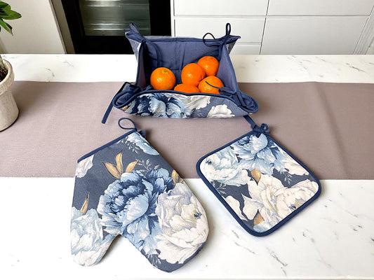 Kuchyňský sety: kuchyňská chňapka s teflonem, podložka a košík na pečivo se vzorem Modré pivoňky
