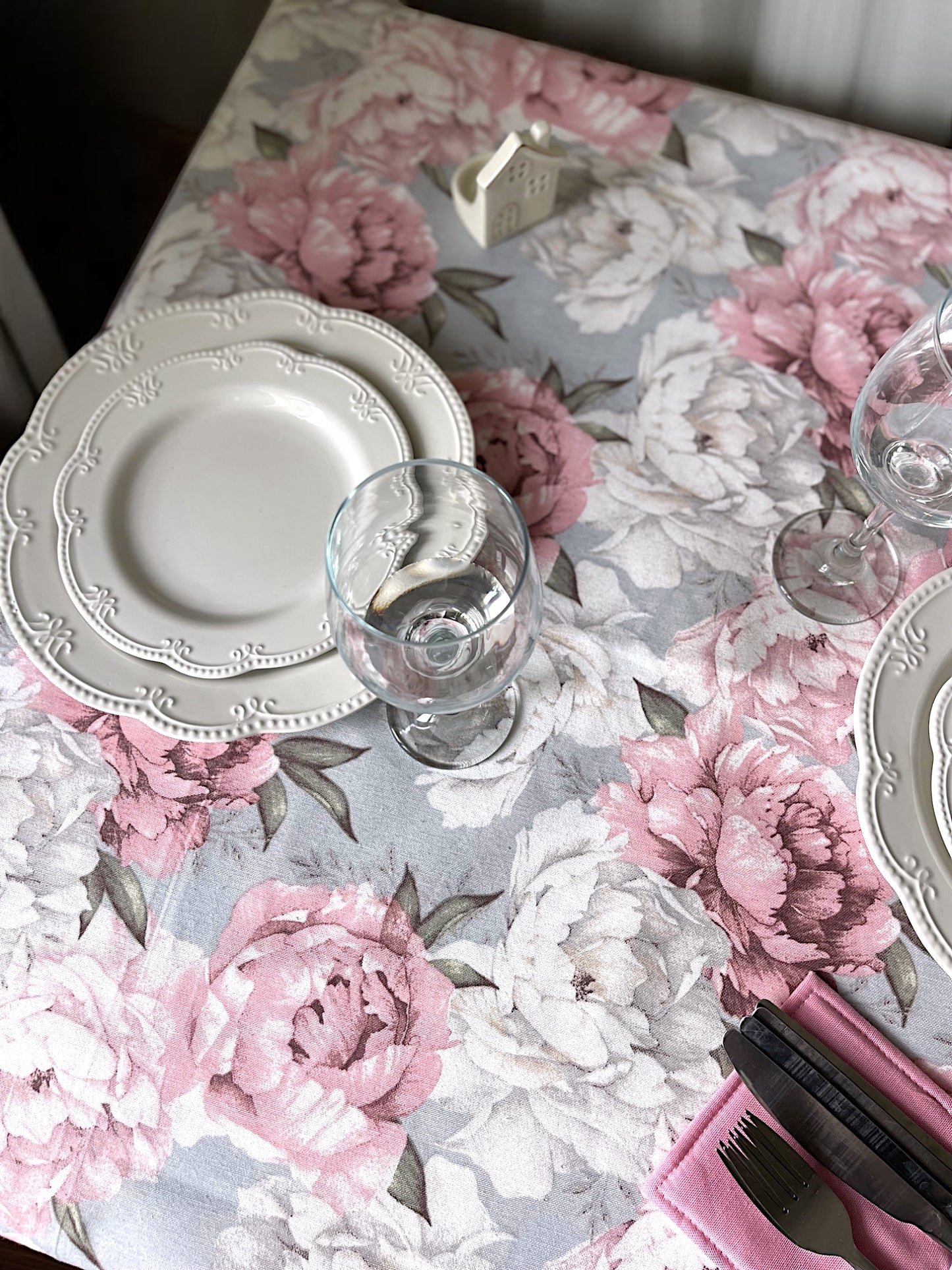 Teflon cotton tablecloth with pattern – Pink peonies