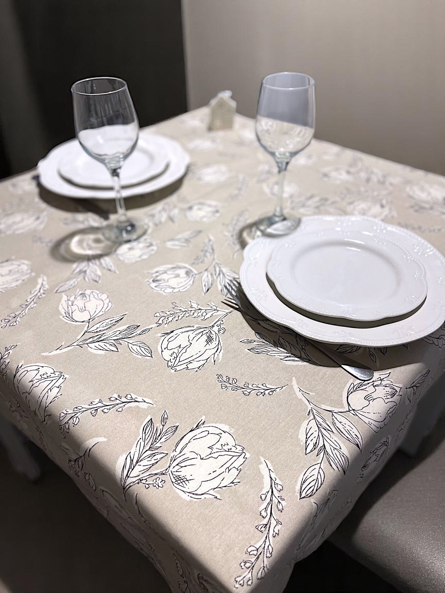 Teflon cotton tablecloth with floral pattern – Beige flowers