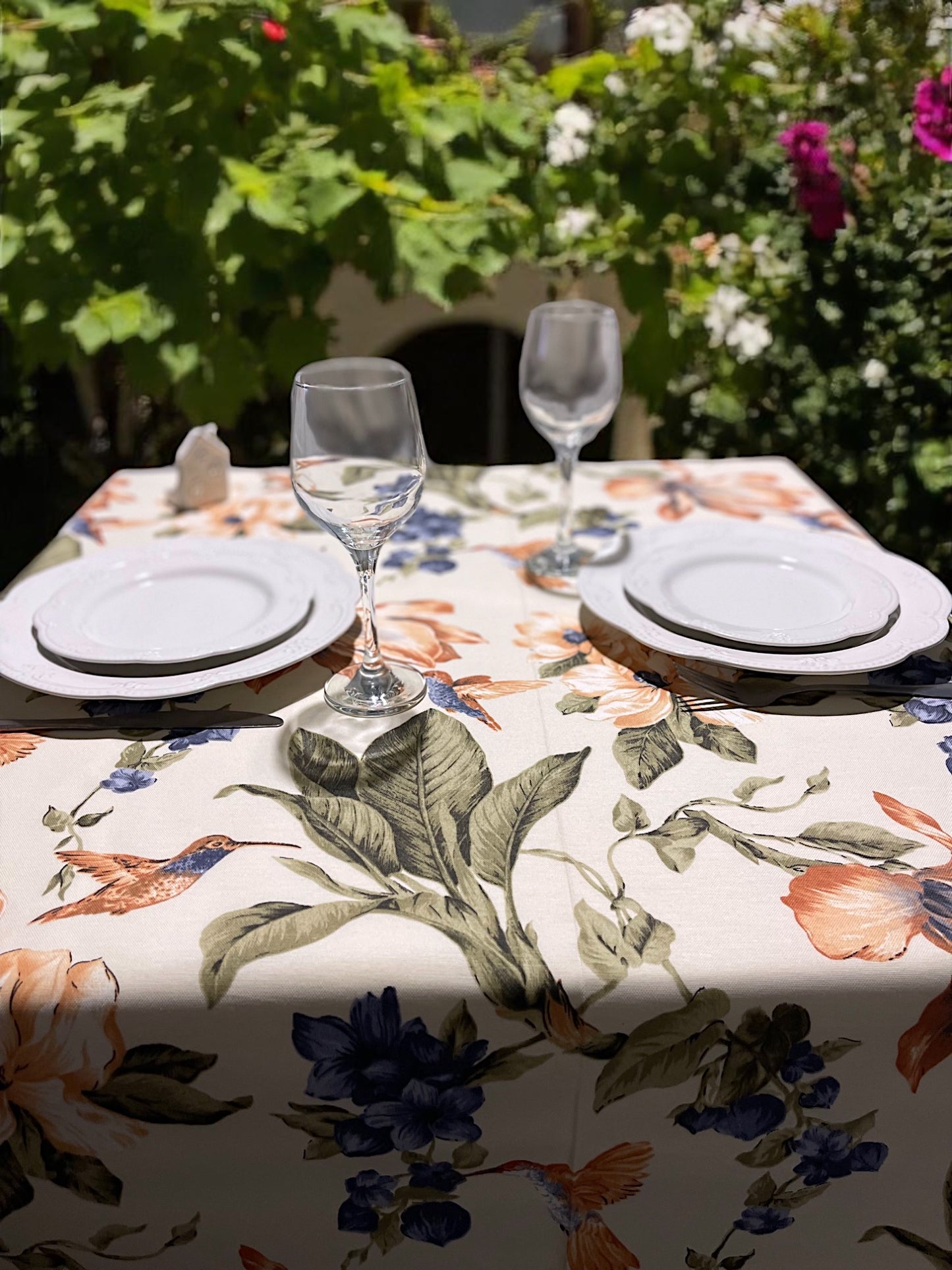 Teflon cotton tablecloth with floral pattern – Orange hummingbirds