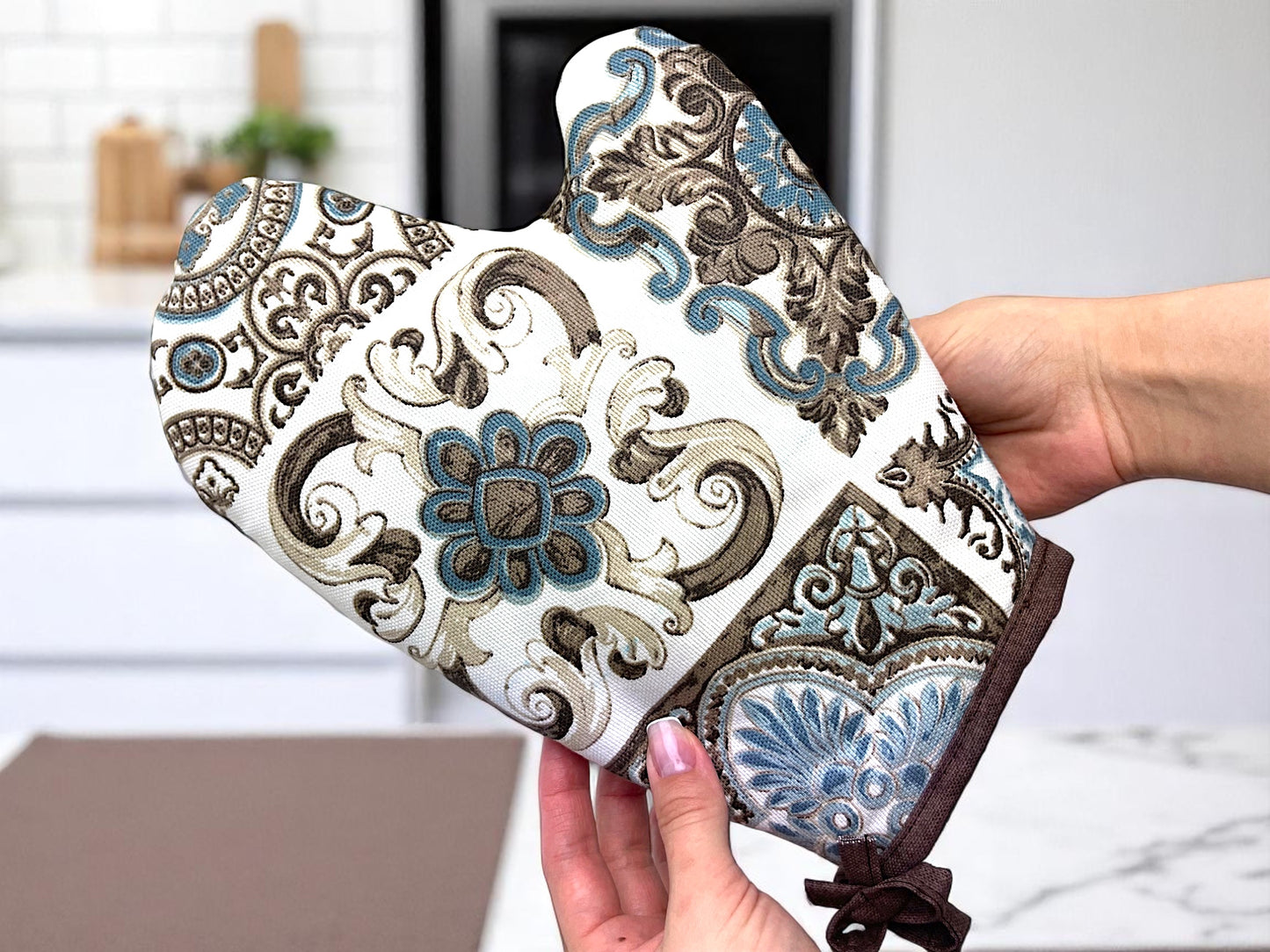 Kitchen sets: 2 Teflon oven mitts and a pastry basket with a Light Blue Mosaic pattern