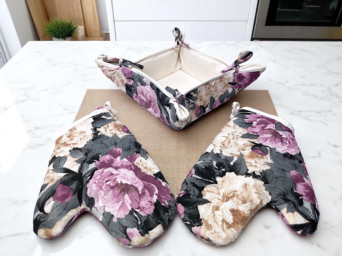 Kitchen sets: 2 Teflon oven mitts and a pastry basket with a Purple Peonies pattern