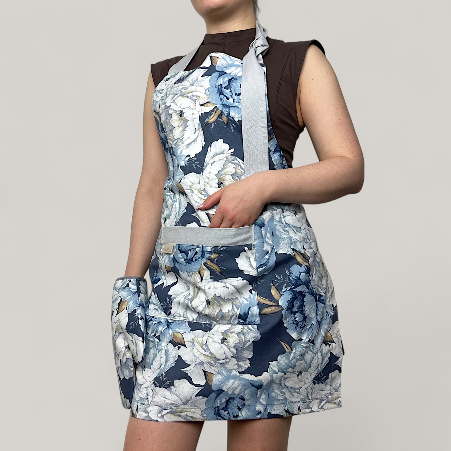 Blue and White Peonies Kitchen Set – classic floral motif, water-repellent cotton, 4-piece gift set