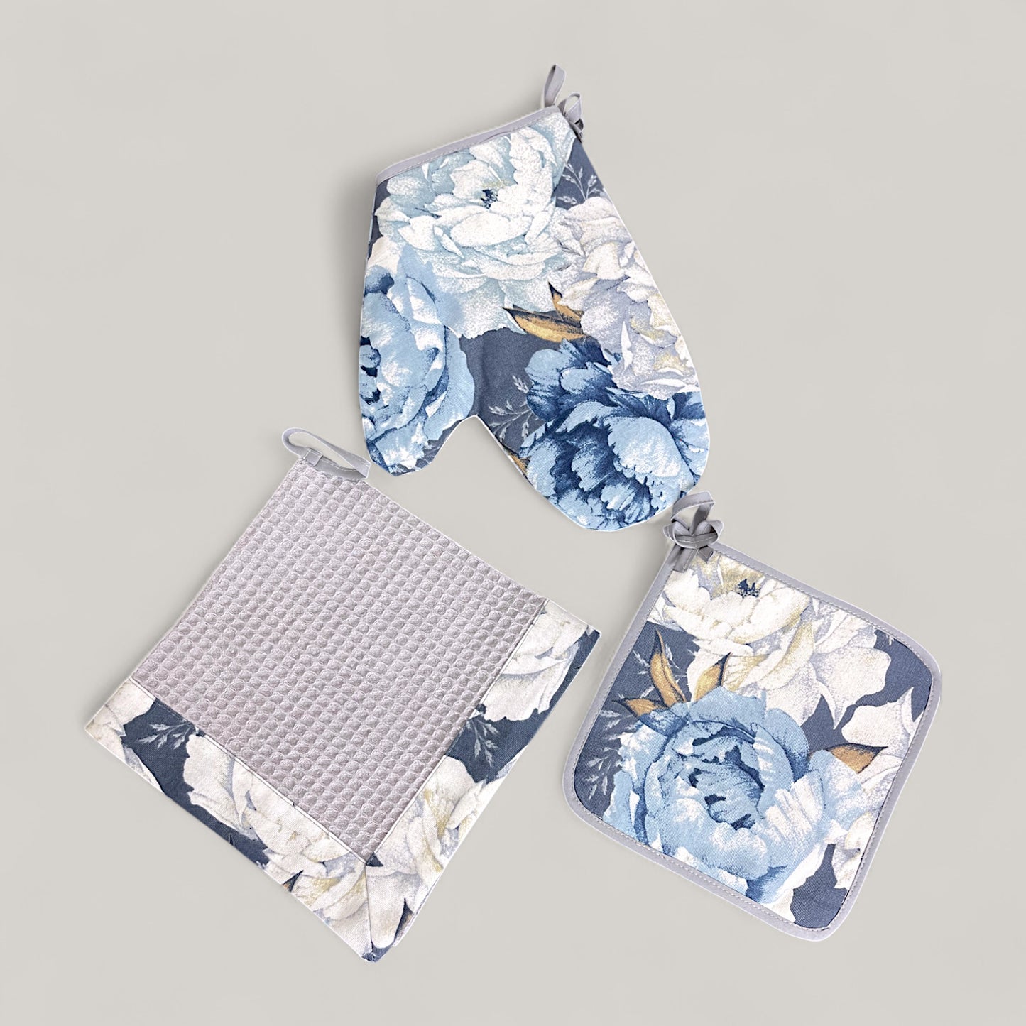 Blue and White Peonies Kitchen Set – classic floral motif, water-repellent cotton, 4-piece gift set