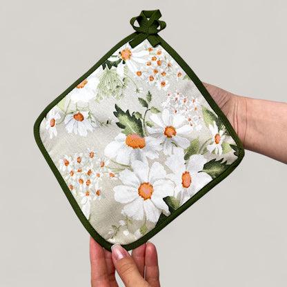 White Daisies Kitchen Set – Fresh Floral Motif, Water-Repellent Cotton, 4-Piece Gift Set