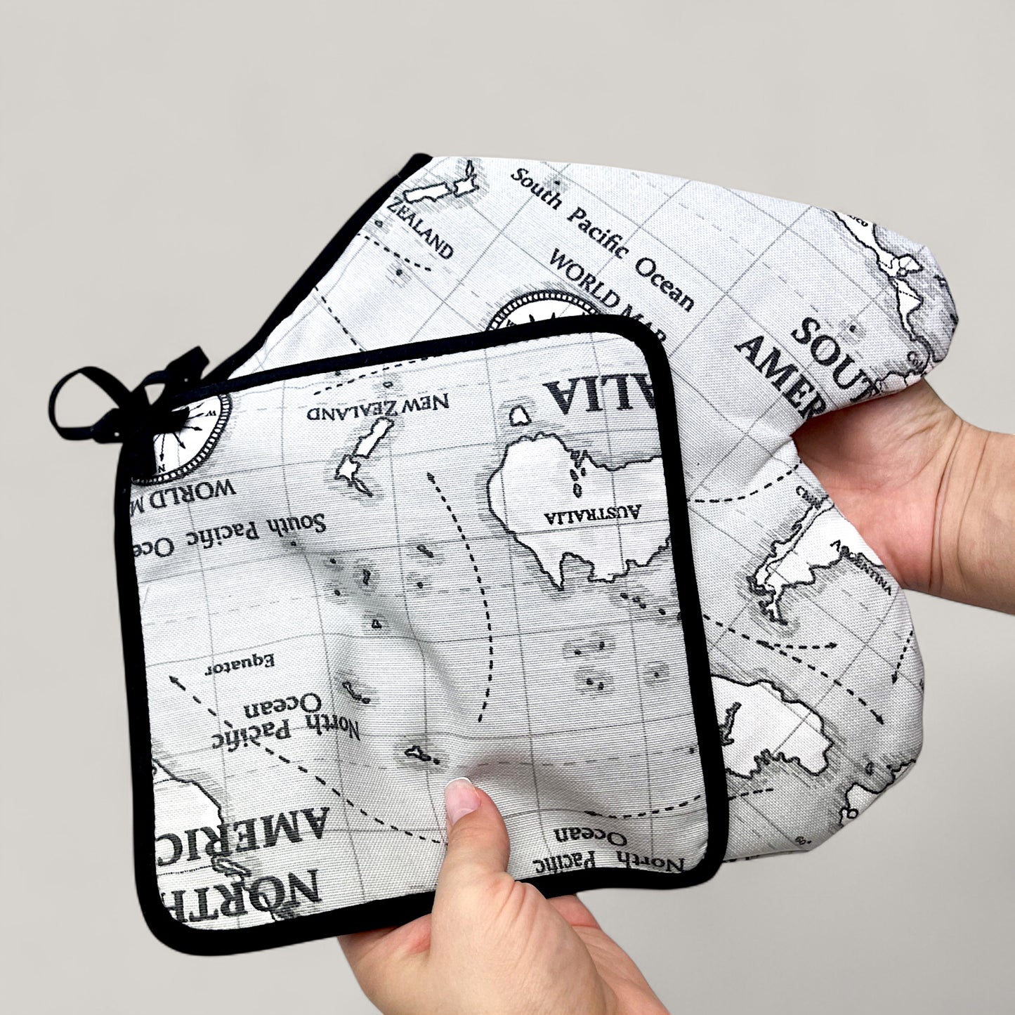 Kitchen set with map print - travel gift made of cotton for men, water-repellent 4-piece set