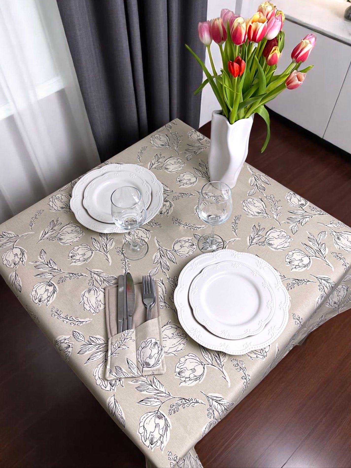 Teflon cotton tablecloth with floral pattern – Beige flowers