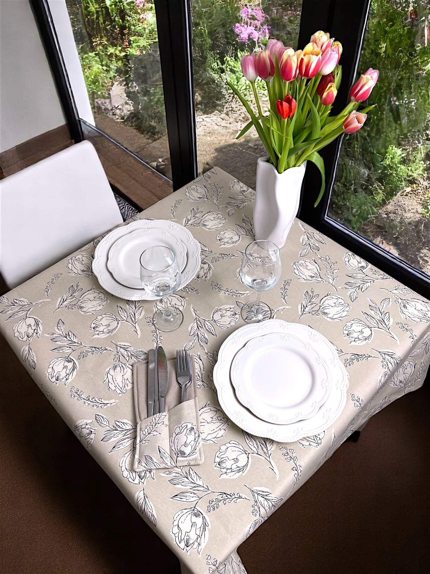 Teflon cotton tablecloth with floral pattern – Beige flowers
