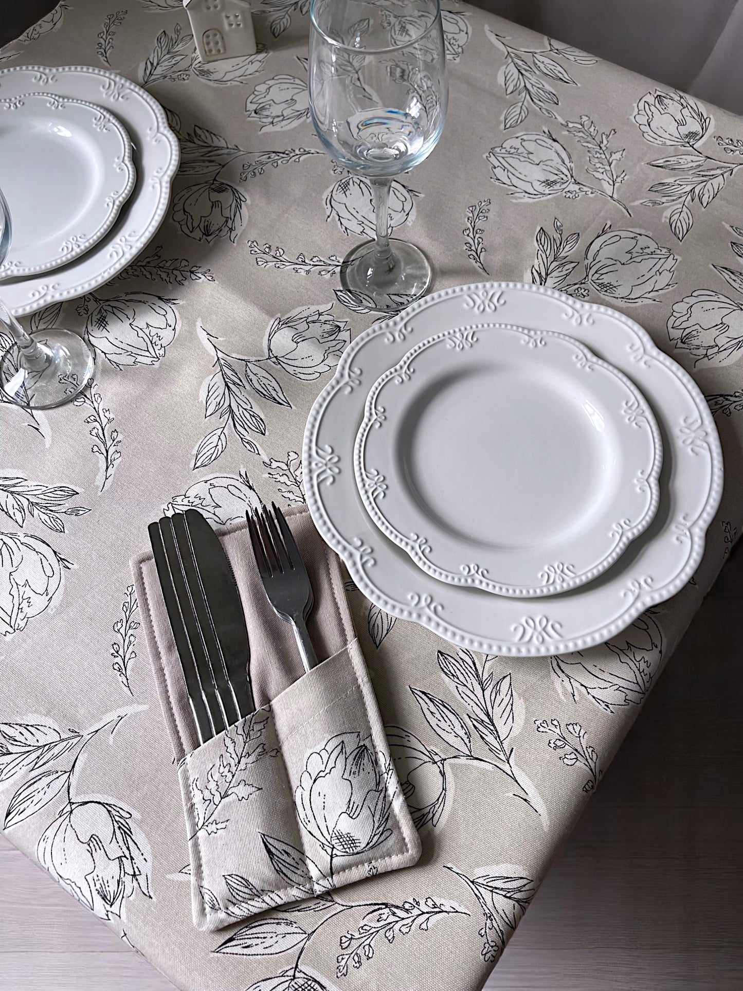 Teflon cotton tablecloth with floral pattern – Beige flowers